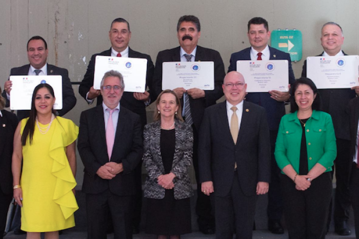 Cinco preparatorias de la UANL reciben el sello de excelencia internacional Label FrancÉducation