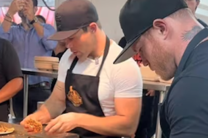 Canelo Álvarez y su hermano inauguraron su taquería “El Pastor Del Rica” en California   