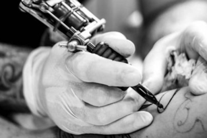  Tatuador en el ojo del huracán: ¿Es ético tatuar a una niña de 9 años?