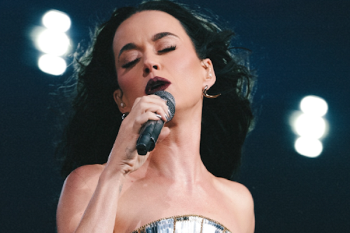  Explota transformador cerca de Katy Perry; casi resulta herida en plena firma de autógrafos