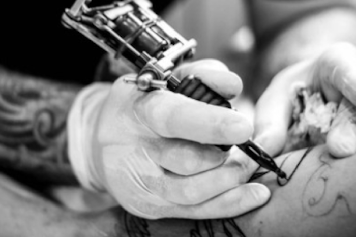¿Amor o obsesión? Mujer revela los múltiples tatuajes de su novio dedicados a su expareja