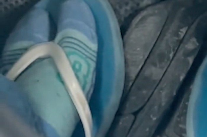 ¡Sandalias en la oficina! Joven se vuelve viral por su divertido descuido
