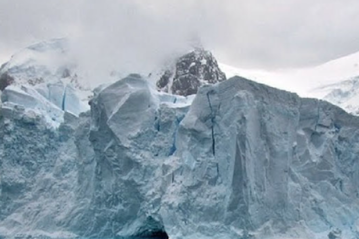 Enorme fragmento se desprende del iceberg más grande del mundo