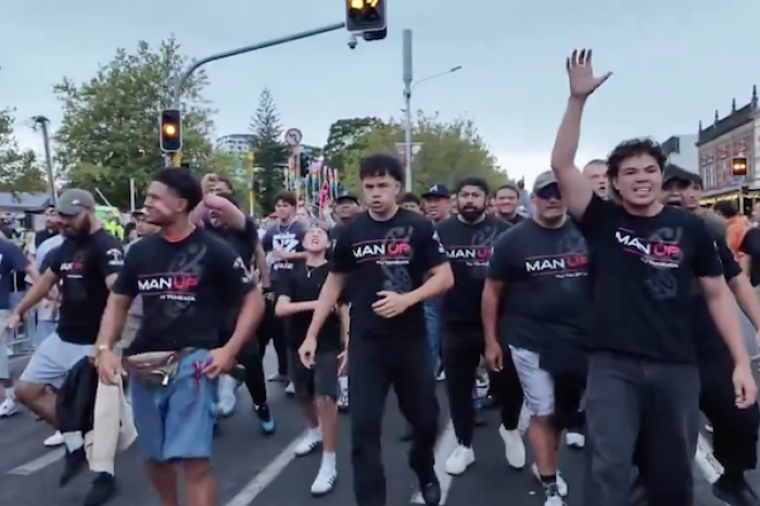 Interrumpen Desfile del Orgullo LGBT en Nueva Zelanda con haka de protesta
