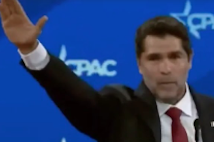 Eduardo Verástegui genera controversia con saludo similar al de Elon Musk