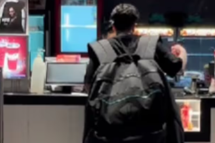  ¡Mochila sorpresa! Influencer mete a su novia al cine de contrabando