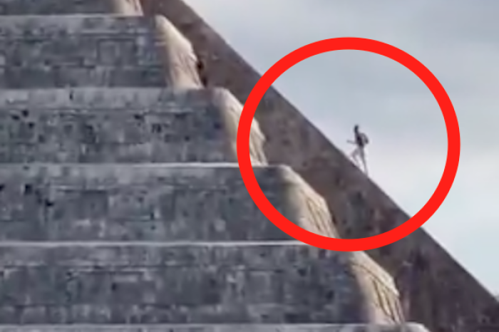 Turista alemán escala pirámide de Kukulcán en pleno equinoccio y es agredido por multitud