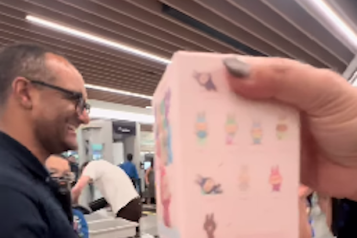 Joven es retenida en aeropuerto de EU; personal quería ver su Labubu