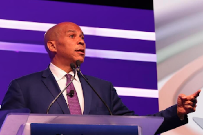 Cory Booker hace historia: Rompe récord de discurso más largo en el Senado de EU