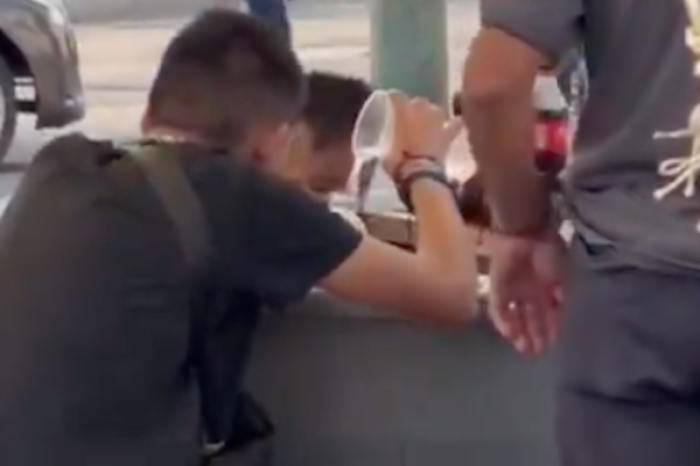 Captan a vendedor ambulante rellenando botellas de agua con líquido de dudosa procedencia