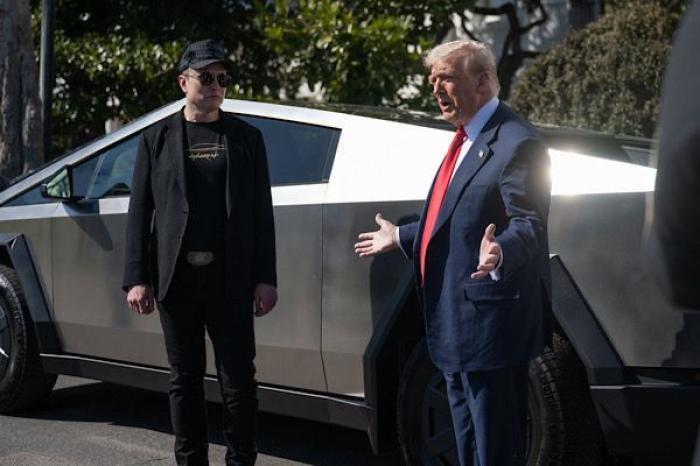 Donald Trump apoya a Elon Musk y le sugiere centrarse en Tesla 