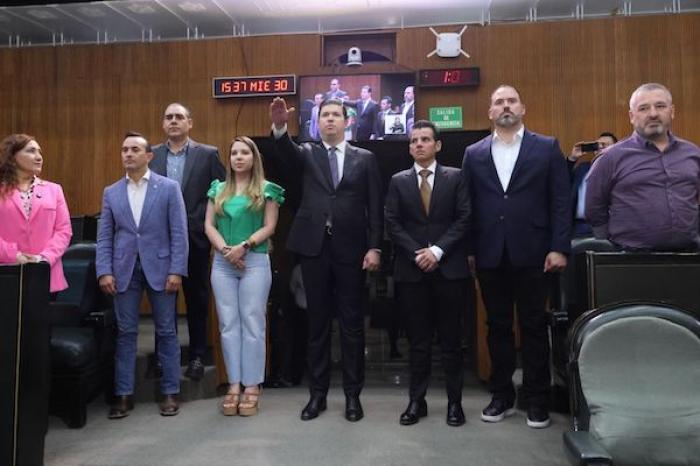 Toman protesta a Carlos Mendoza como Consejer
