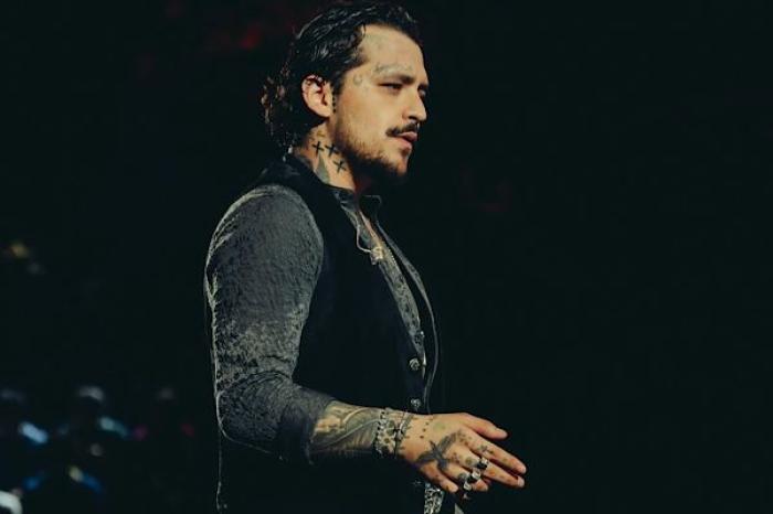 Christian Nodal presume su 