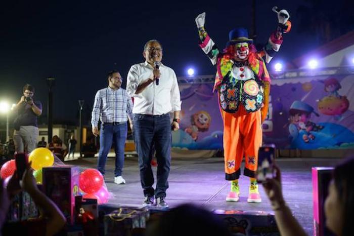 Festeja Escobedo a los “reyes del hogar” 