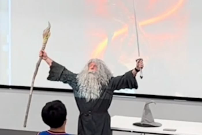 ”¡Ustedes no pasan!”: Profesor se disfra