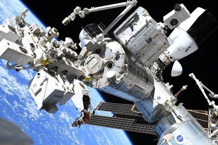 Astronautas de la NASA realizan exitosa camin