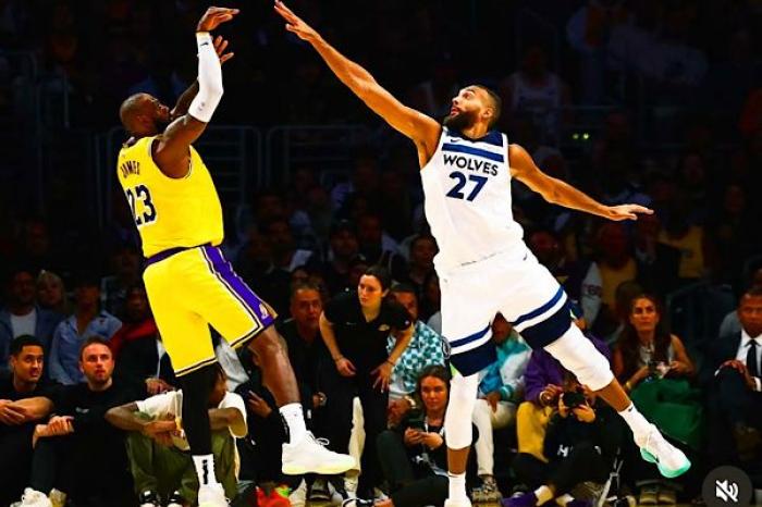 LeBron James sufre lesión en la rodilla tras