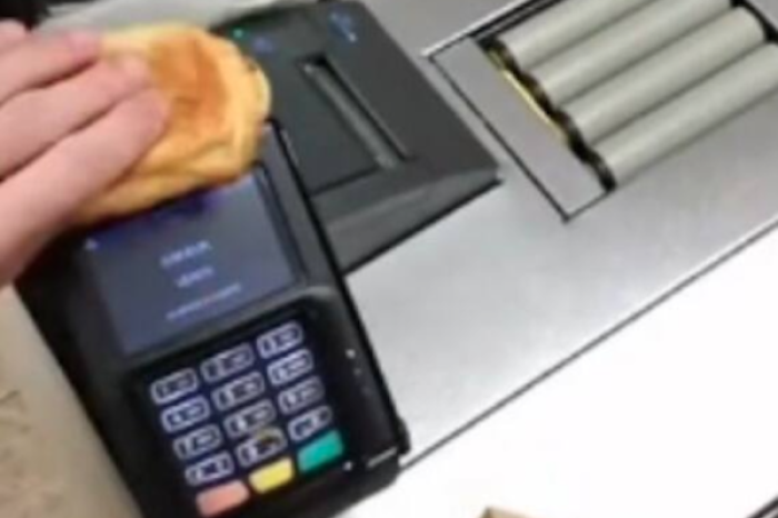 “Pagando con pan”: Hombre se vuelve viral al simular compras con objetos extraños en supermercados