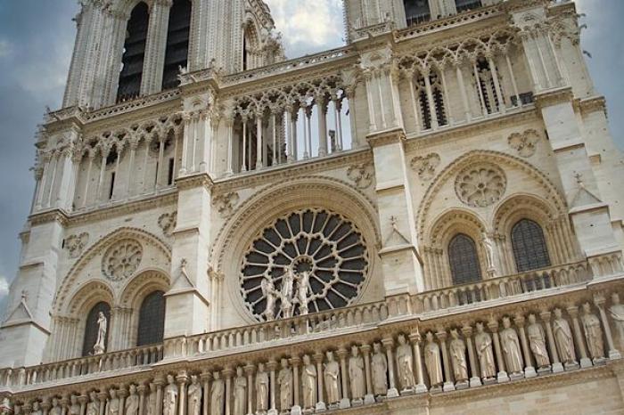 Influencer mexicana es rechazada en Notre Dame por su vestimenta