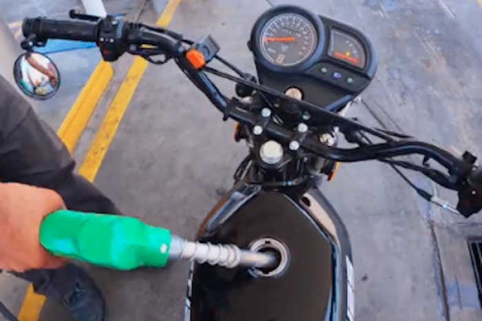 Motociclista se queda sin gasolina y solo tie