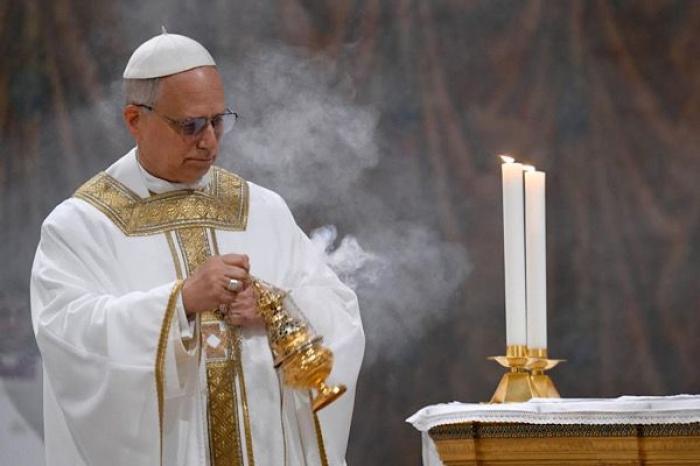 El papa León XIV celebra su primera misa y a