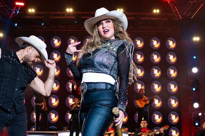 Alicia Villarreal rompe el silencio tras cola