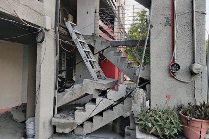 Evacúan a 26 personas en Escobedo tras colapso de escaleras en edificio de departamentos