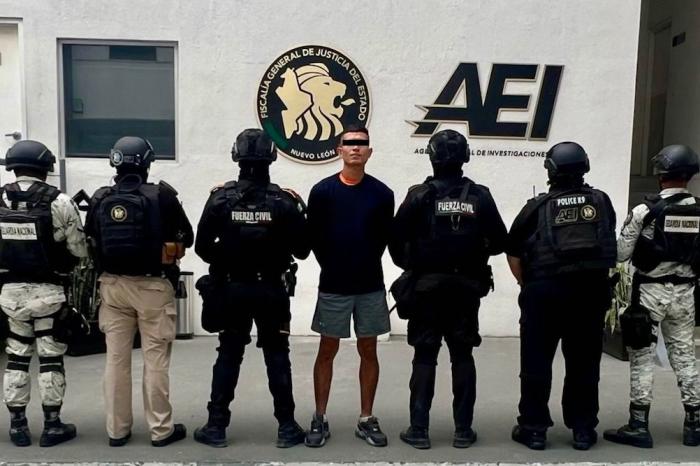 Detienen a hombre con orden de aprehensión