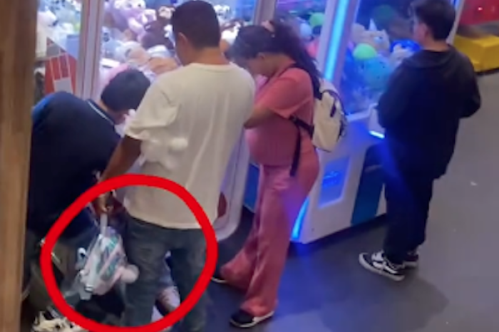 Captan a familia intentando robar peluches con ayuda de una menor en centro comercial de CDMX
