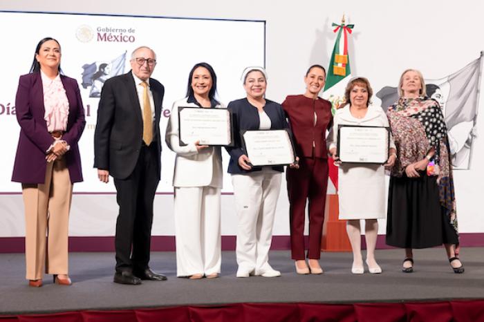 Recibe investigadora de UANL Mérito a la Enfermería en Palacio Nacional