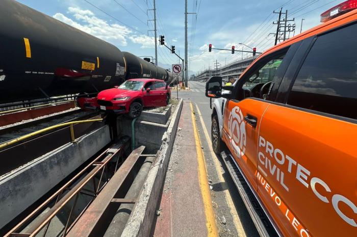 Auto choca contra tren en avenida Gonzalitos