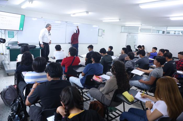 Inspira maestro de la UANL a que alumnos cump