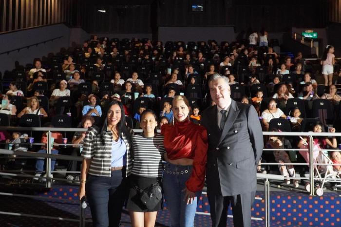 Waldo Fernández acompaña a familias nuevoleonesas en proyección de cine infantil