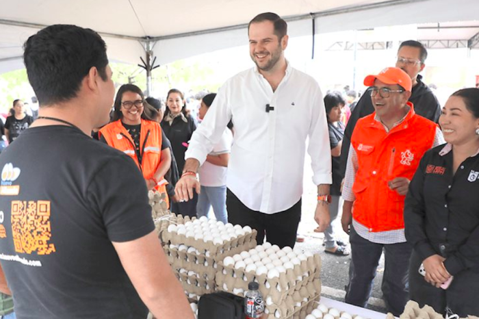 Acercan productos a bajo costo a la colonia C