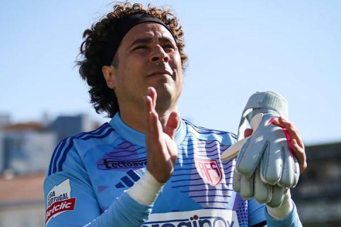 Guillermo Ochoa, al borde del cuarto descenso