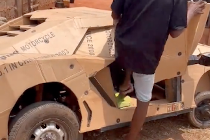 Hombre convierte su auto en un “Lamborghini de cartón” 