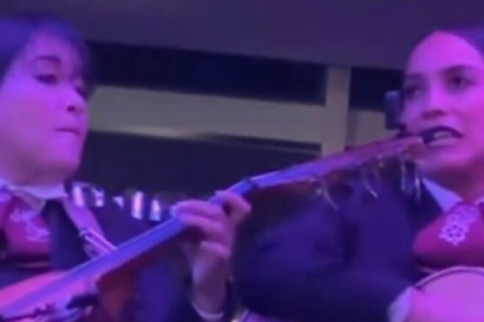 Mariachis en pleno concierto protagonizan divertido momento viral con “chisme musical”