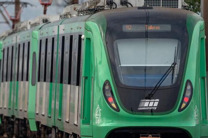 Metrorrey presenta retrasos y largas filas en estación Talleres.