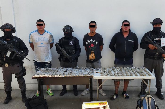 Detienen a 3 jóvenes en centro de Monterrey,