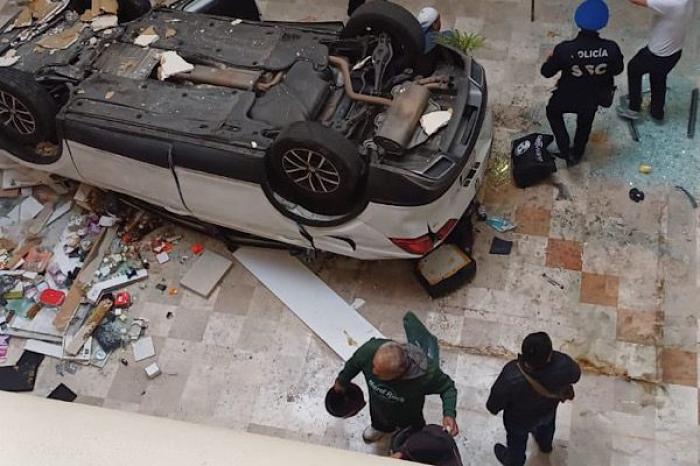 Camioneta cae desde tercer piso de estacionam