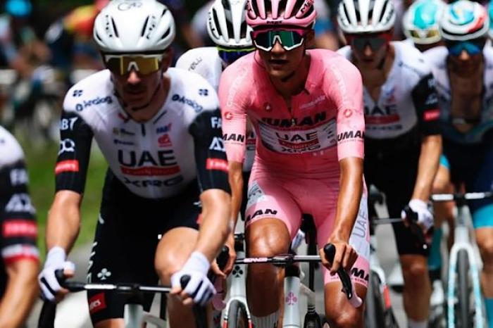 Isaac Del Toro hace historia y lidera el Giro