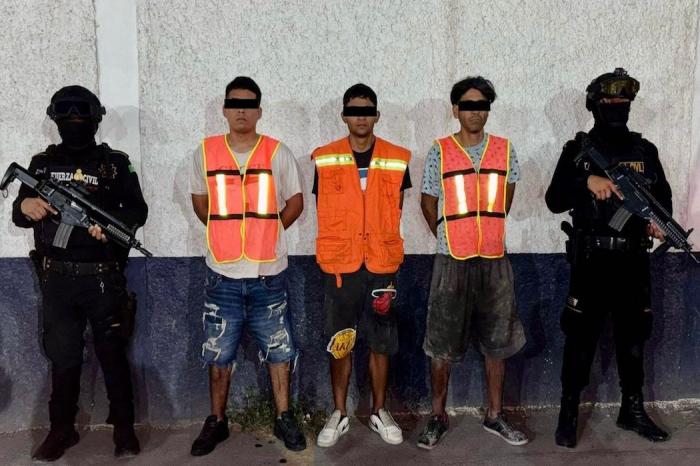 Arrestan a tres personas con drogas y un arma