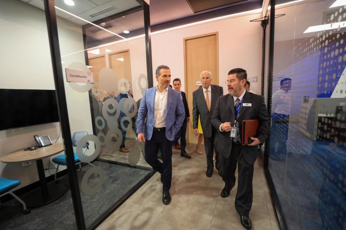 Inaugura Adrián de la Garza oficina de empre