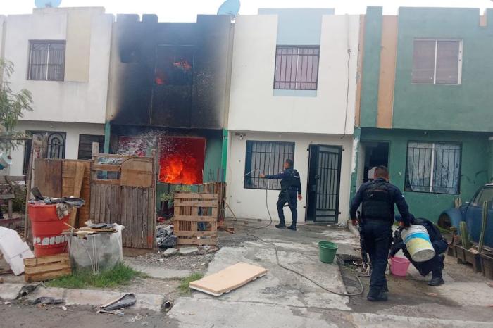 Policías de Pesquería acuden a combatir inc