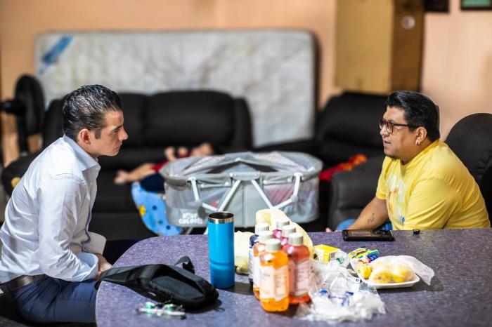 Mike Flores dona su sueldo a joven regio para