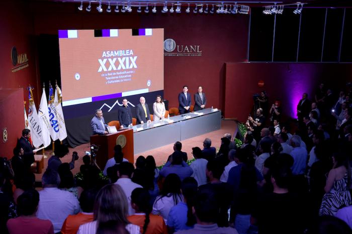 Sesionan en UANL radio y TV educativas de Mé