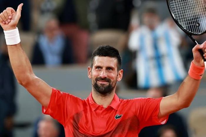 Djokovic avanza a tercera ronda de Roland Gar