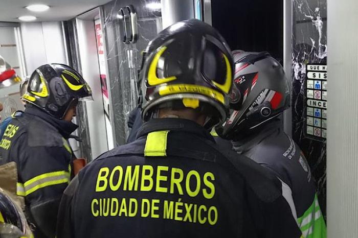 Rescatan a 12 personas atrapadas en elevador 