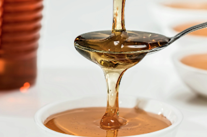 ¿Miel con sal antes de dormir? El polémico remedio casero que gana popularidad en redes