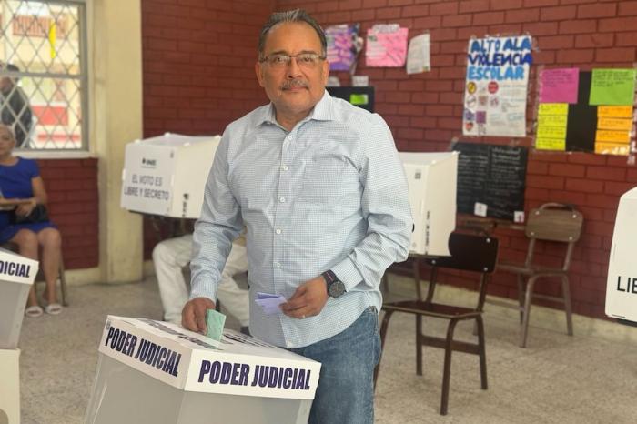 Andrés Mijes acudió a emitir su voto en la 
